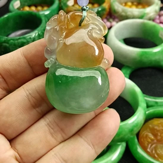 芋***霏翡翠未镶嵌颈饰翡翠