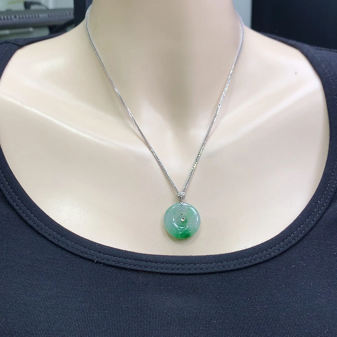 翡翠18K金镶嵌颈饰平安扣