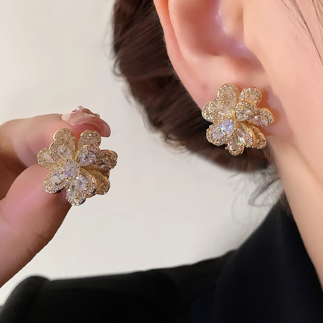 铜合金合成锆石耳饰 s925高级感仙气闪亮立体多层次花瓣耳钉1570
