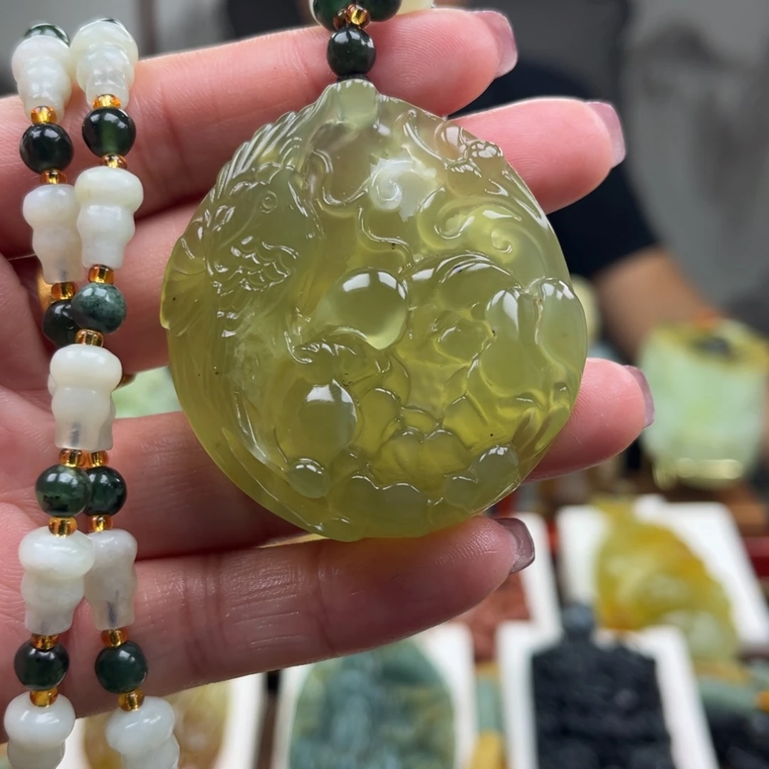 蛇纹石玉未镶嵌颈饰挂件