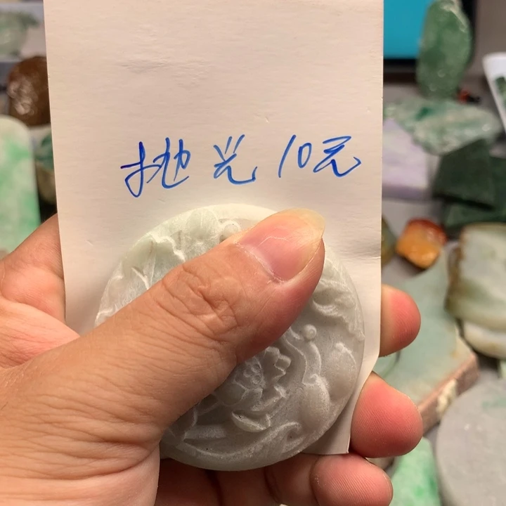 翡翠未镶嵌颈饰抛光