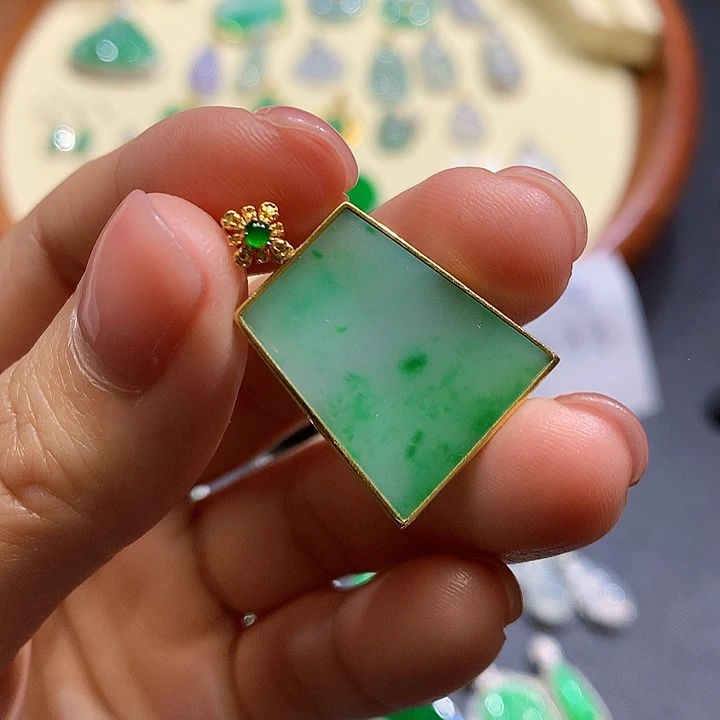 翡翠吊坠(不含链)18K金镶嵌