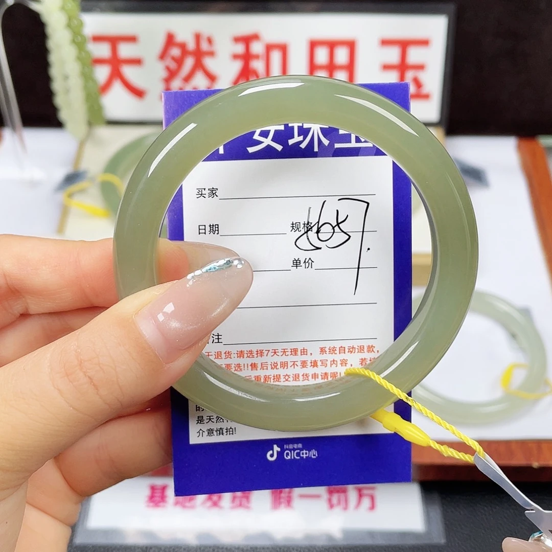 和田玉未镶嵌手镯