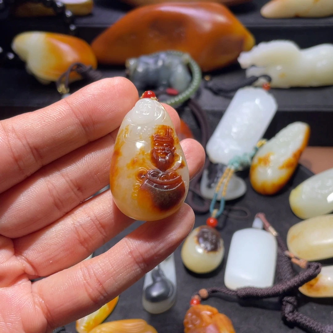 摸***。和田玉未镶嵌颈饰
