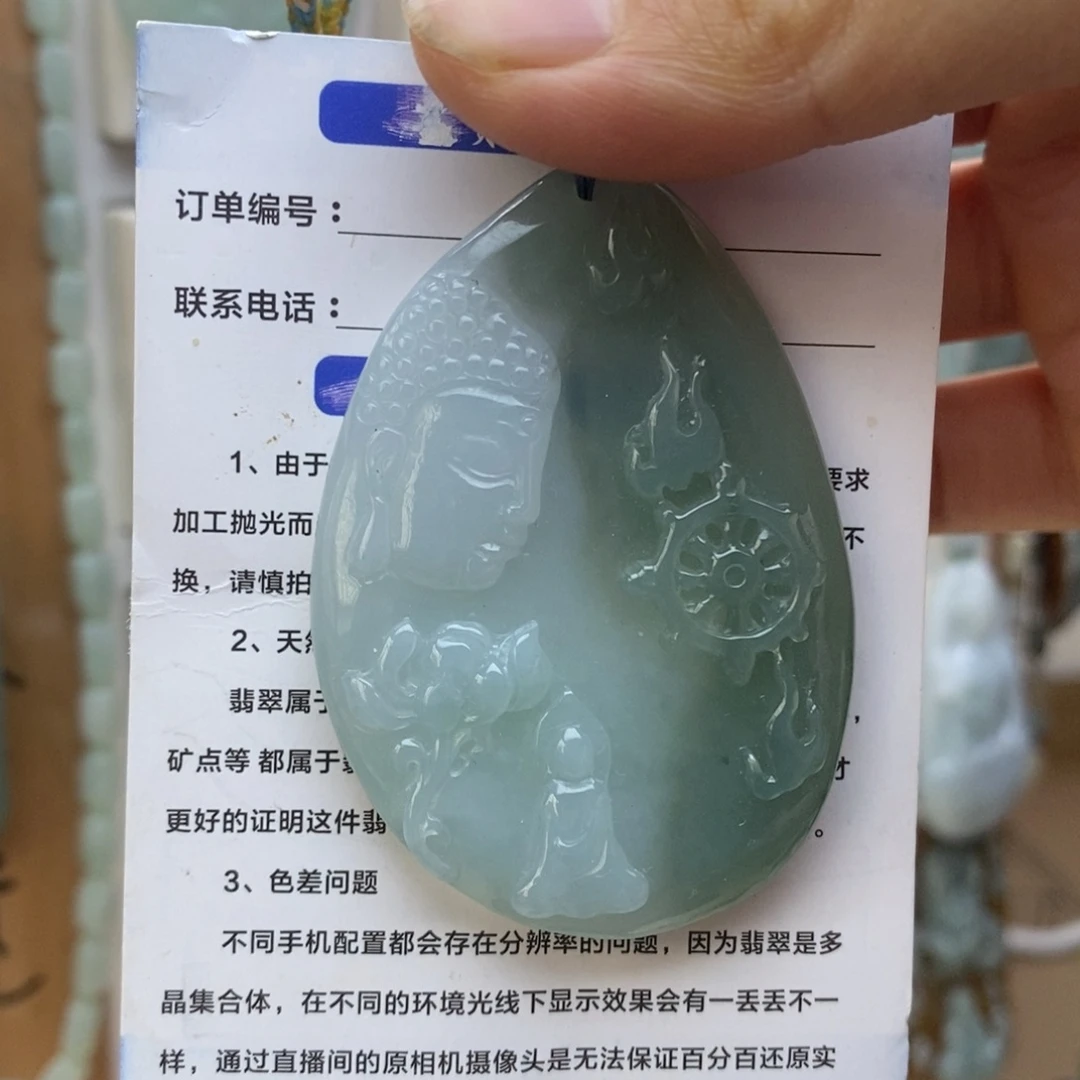 翡翠未镶嵌颈饰佛观天下