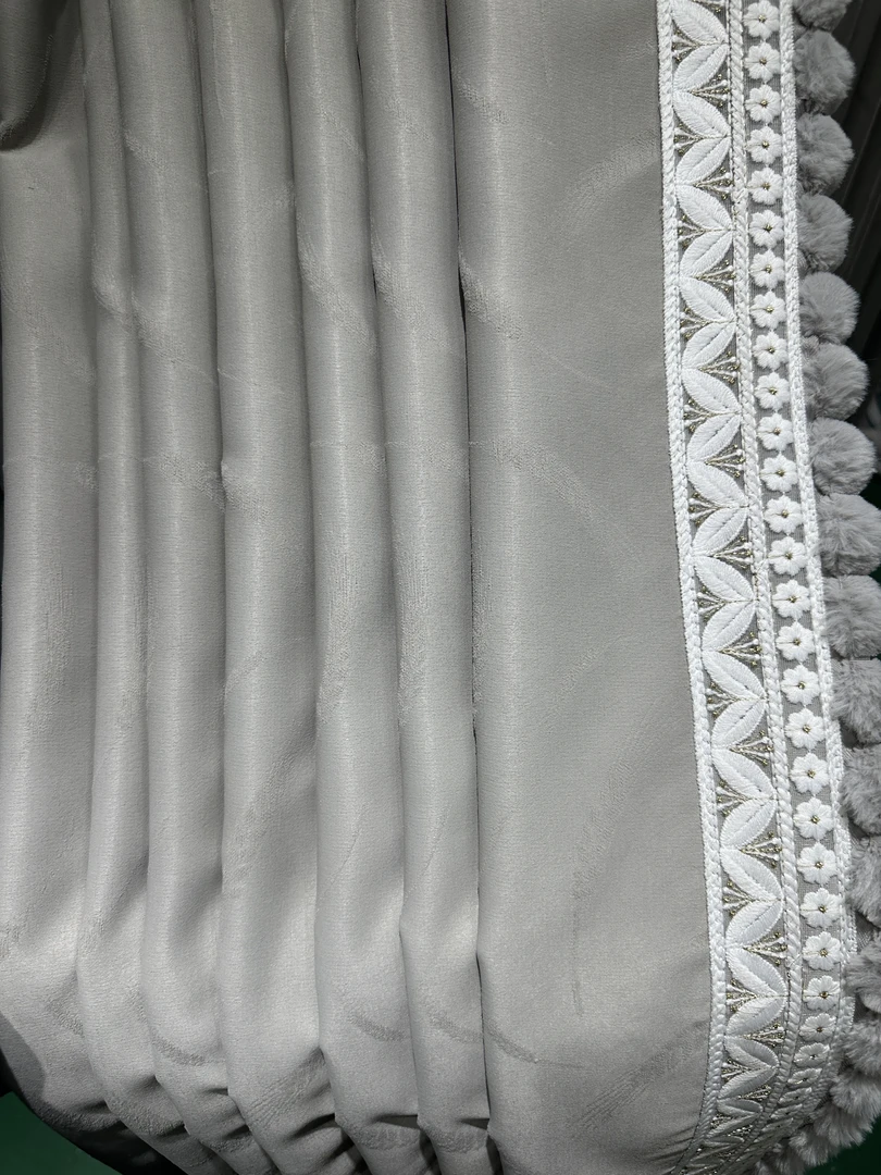 2025年柯桥新品高精密麦穗浮雕1500克全遮光送法式香颂毛球花边