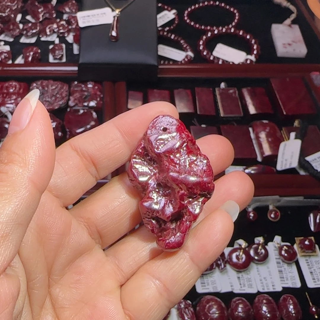 天然辰砂天然朱砂原矿吊坠