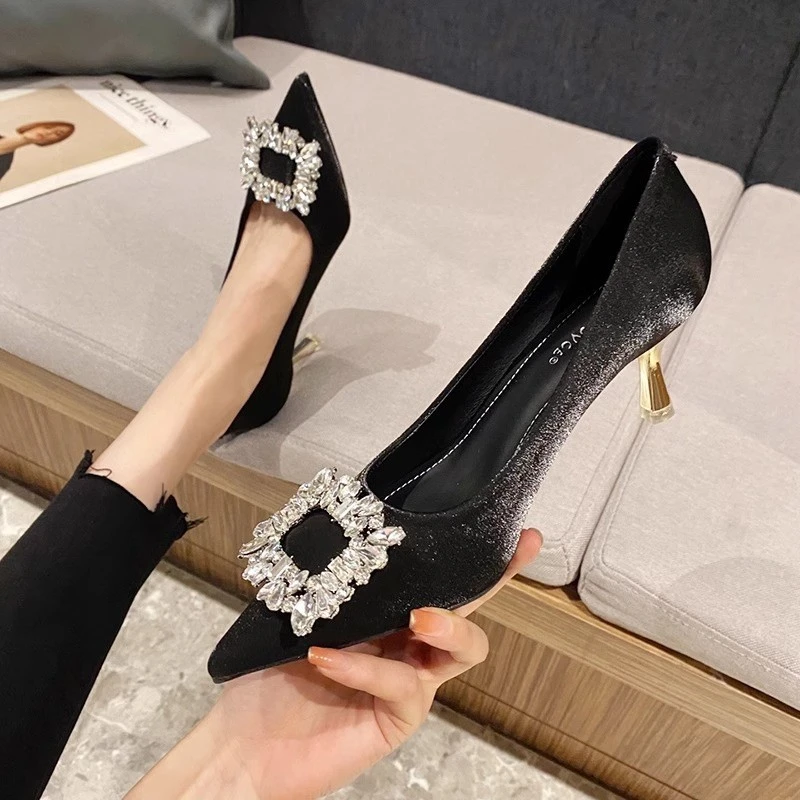 气质绸缎小高跟鞋女黑色职业细跟2025年水钻尖头浅口中跟单鞋百搭