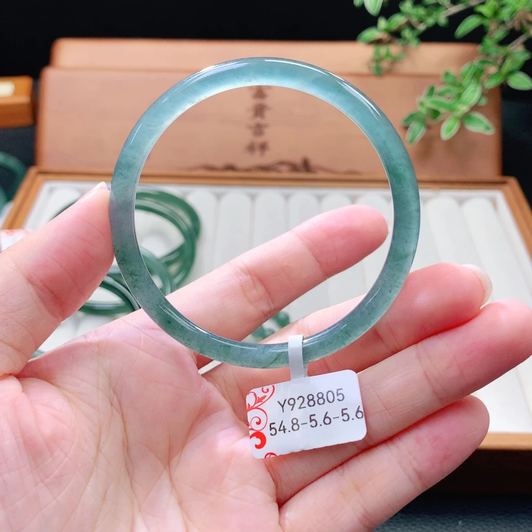 翡翠未镶嵌手镯（圆镯）