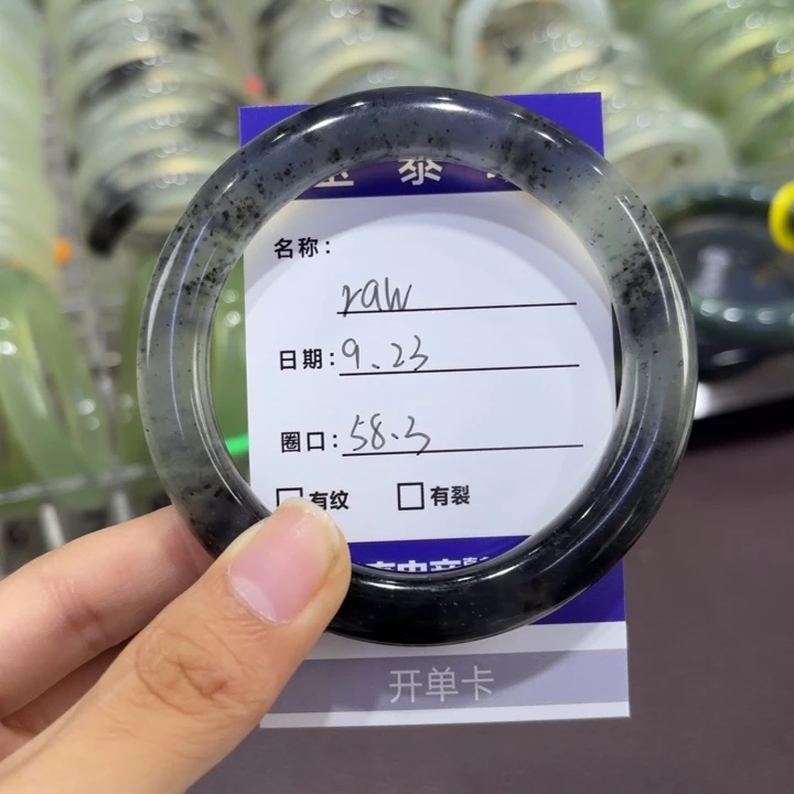 R***e未镶嵌岫玉手镯天然