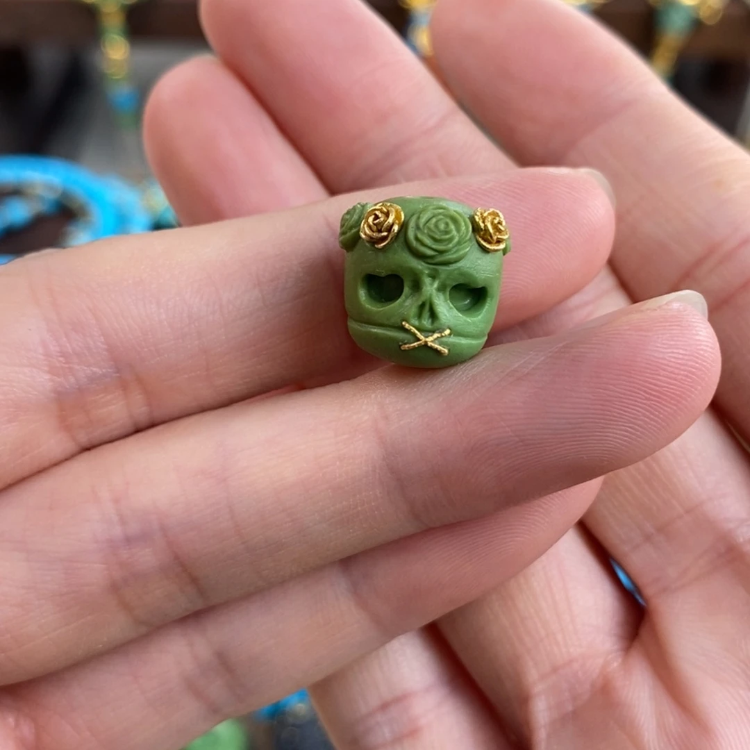 未镶嵌绿松石。菜籽花环呆