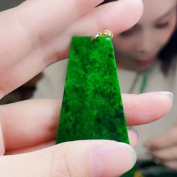 翡翠18K金镶嵌颈饰多样性