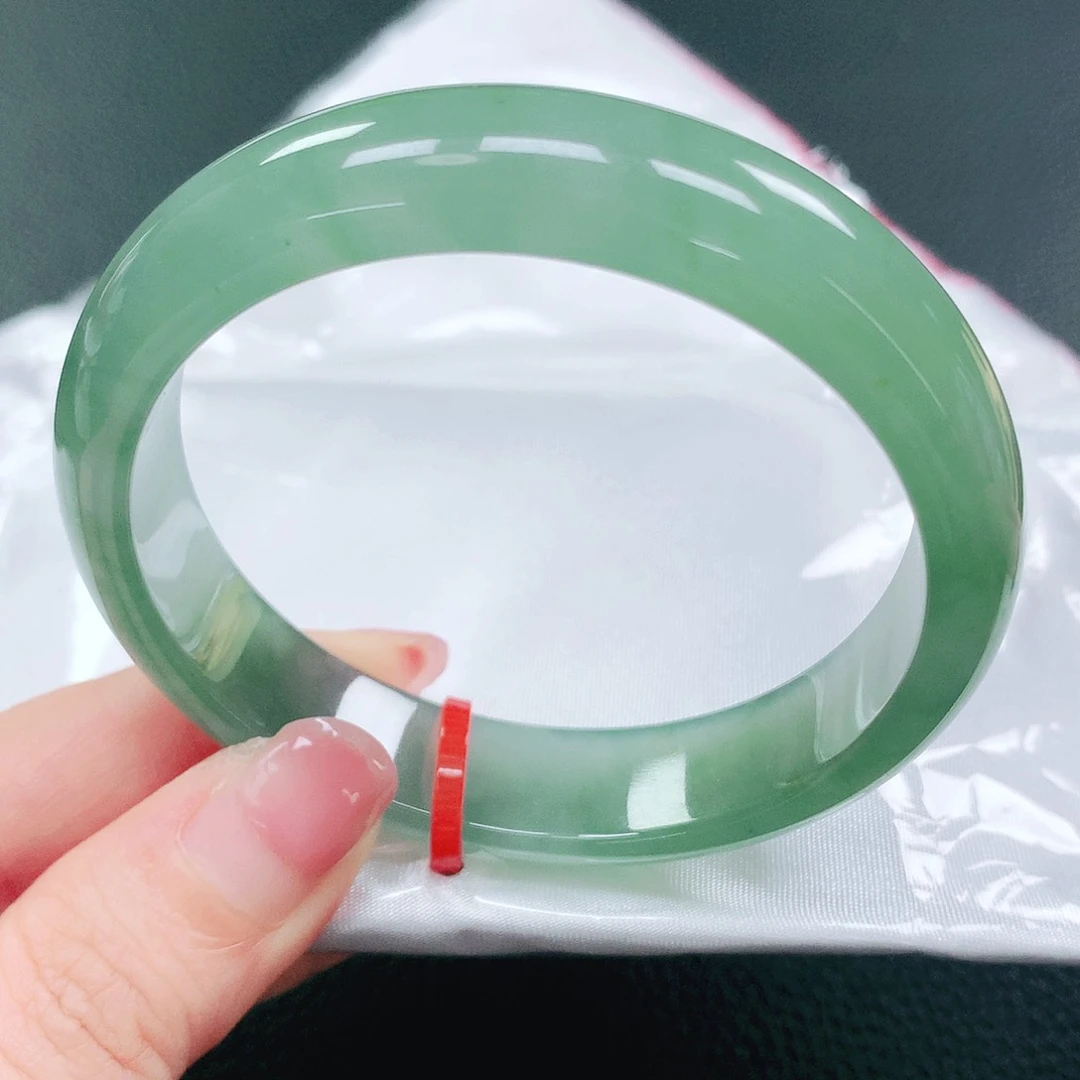 翡翠手镯未镶嵌56圈