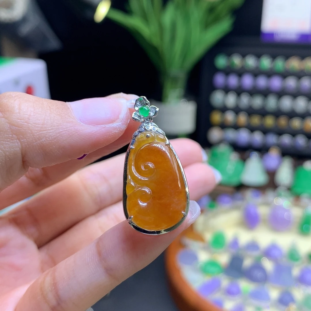 颈饰18K金镶嵌翡翠