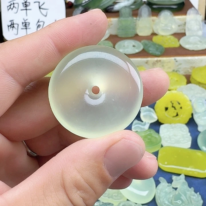 云***呈蛇纹石玉未镶嵌颈饰