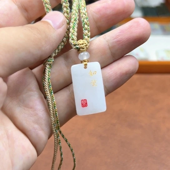 颈饰未镶嵌和田玉（糖玉）