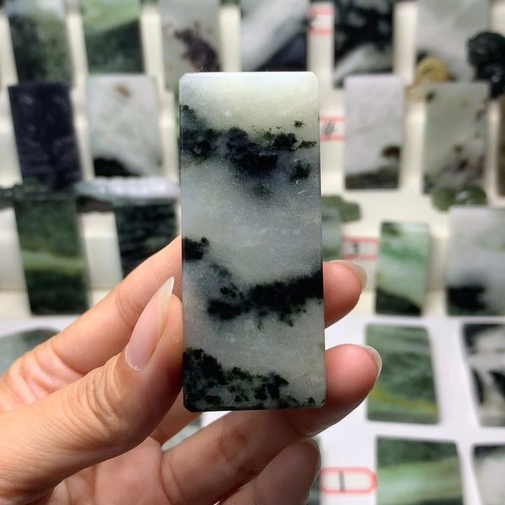 独山玉未镶嵌颈饰