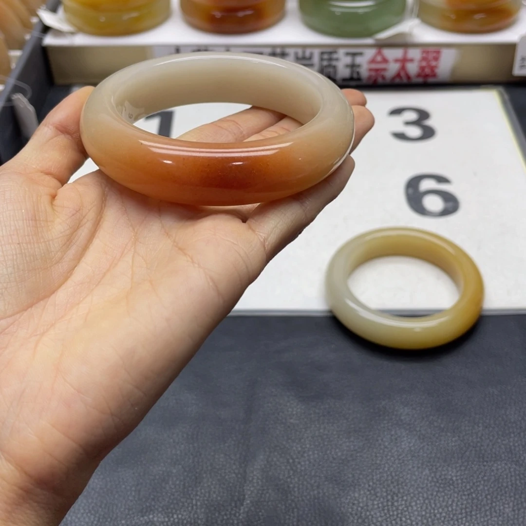 石英质玉手镯未镶嵌社***年