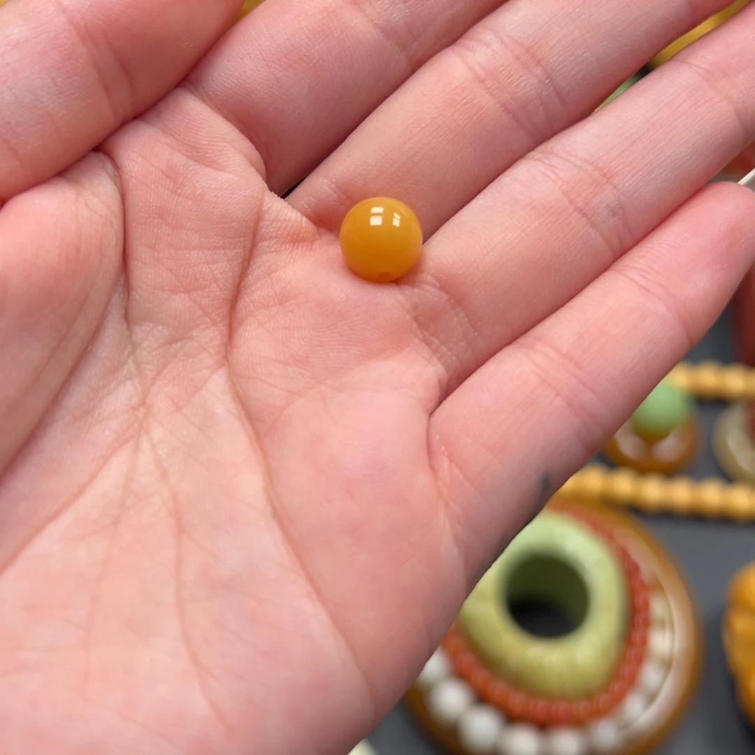 化***。石英质玉（缅黄）未镶嵌珠子