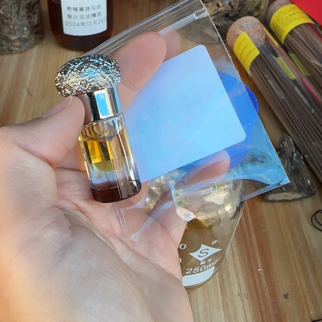 树脂制品虫漏精油一瓶1克