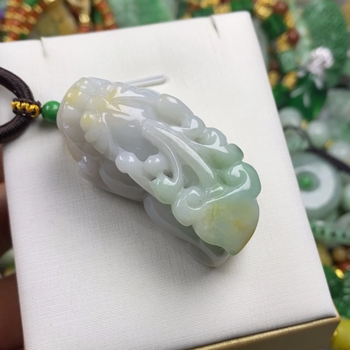 翡翠未镶嵌吊坠(赠链)