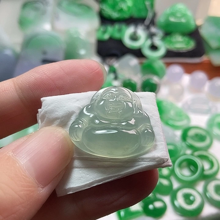 翡翠未镶嵌颈饰佛公