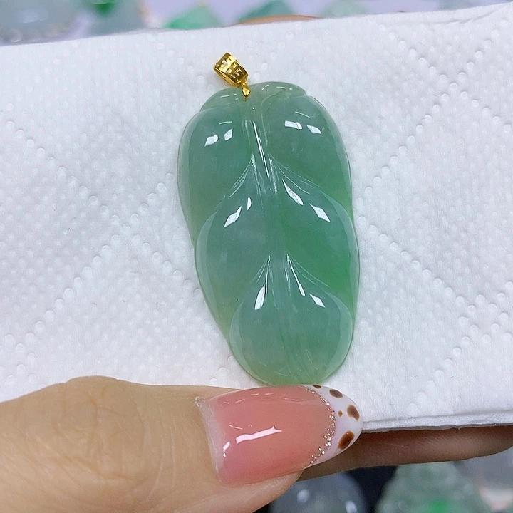 啊***啊翡翠18K金镶嵌颈饰挂件