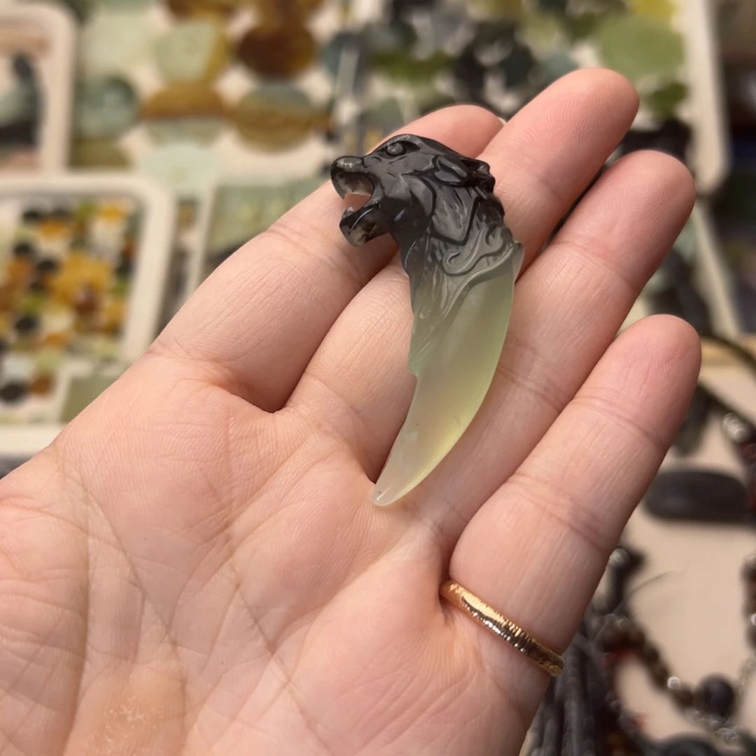 蛇纹石玉颈饰合金