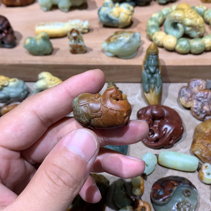 未镶嵌岫岩河磨玉（透闪石质玉）挂件