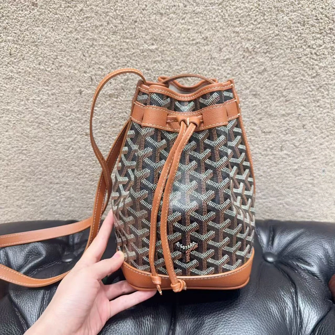 99新 Goyard Petit Flot棕色老花满印抽绳水桶单肩斜挎包！