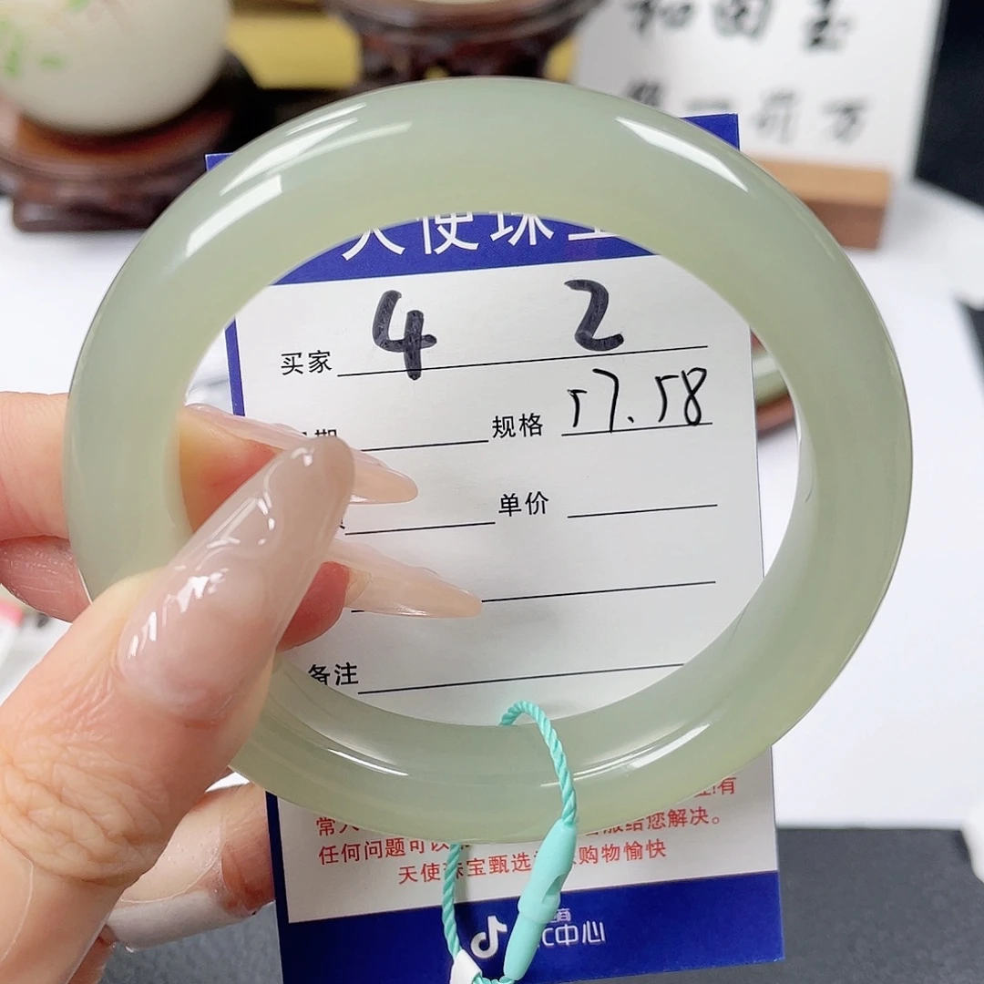 泰***亨和田玉未镶嵌手镯