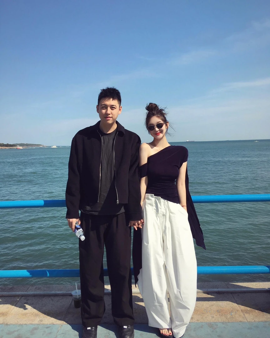 夏季时尚新款法式设计感气质显瘦露肩上衣百搭休闲裤子小众女装