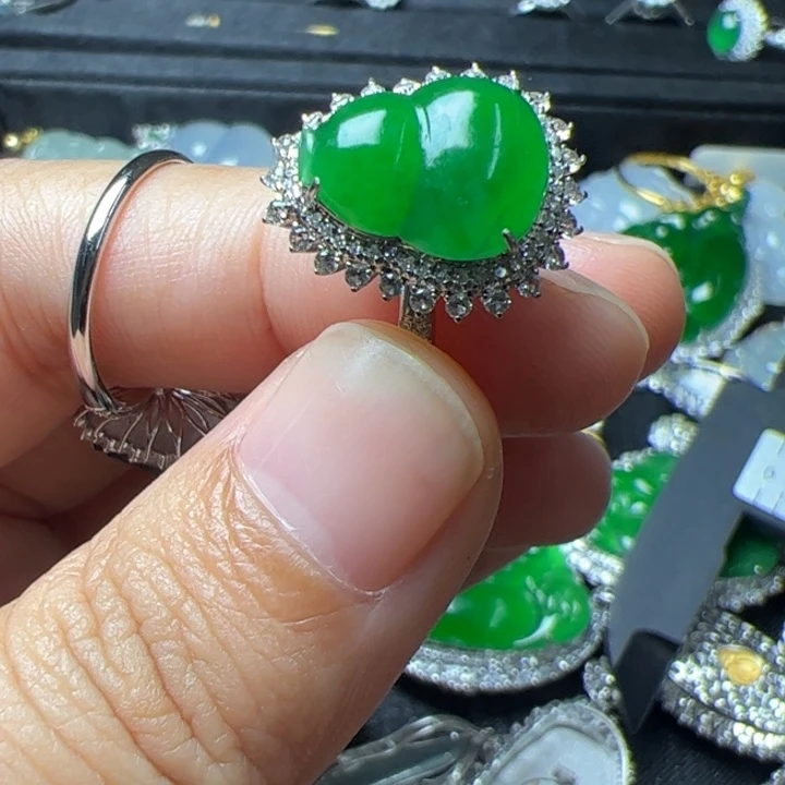 翡翠18K金镶嵌戒指