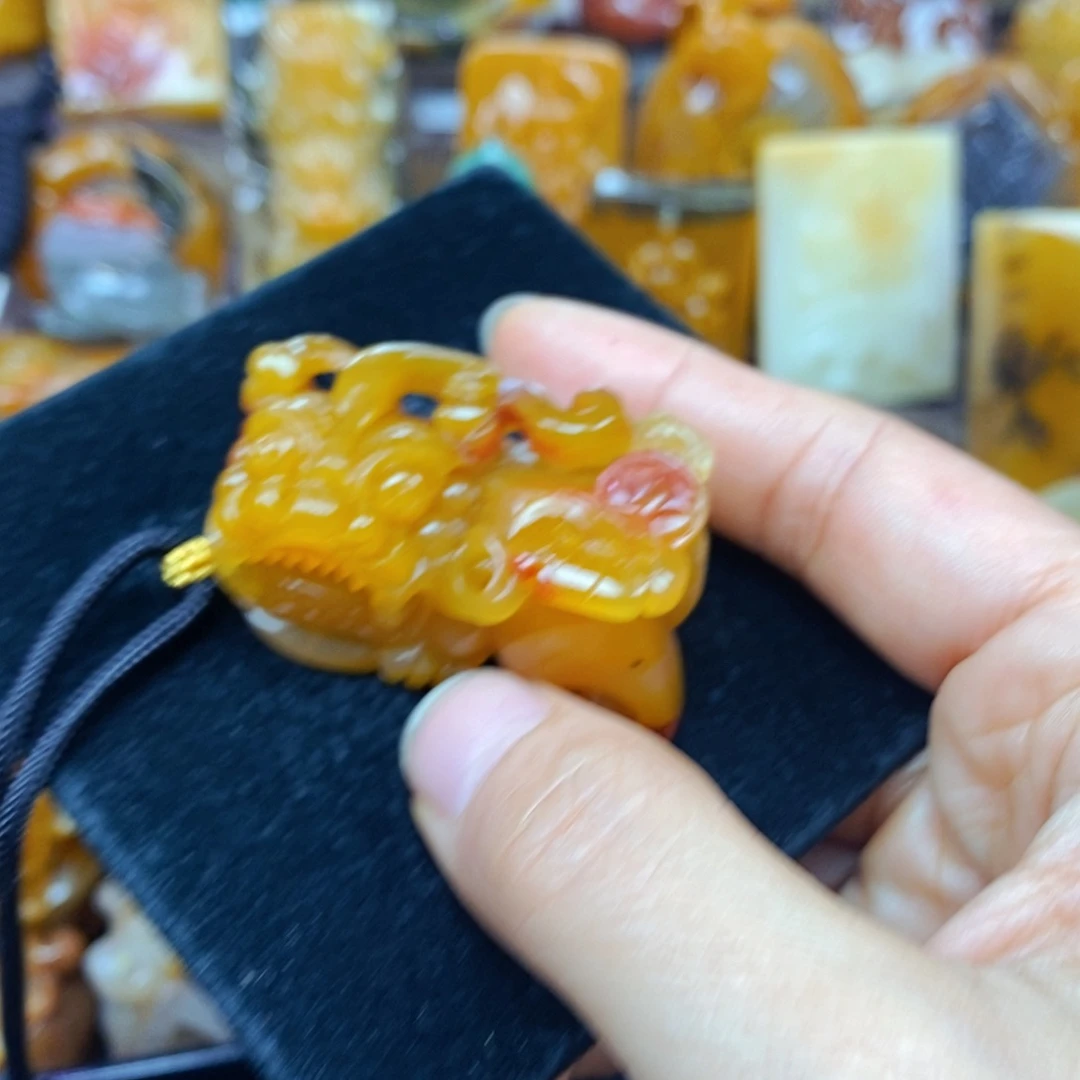 未镶嵌石英质玉（黄龙玉）颈饰