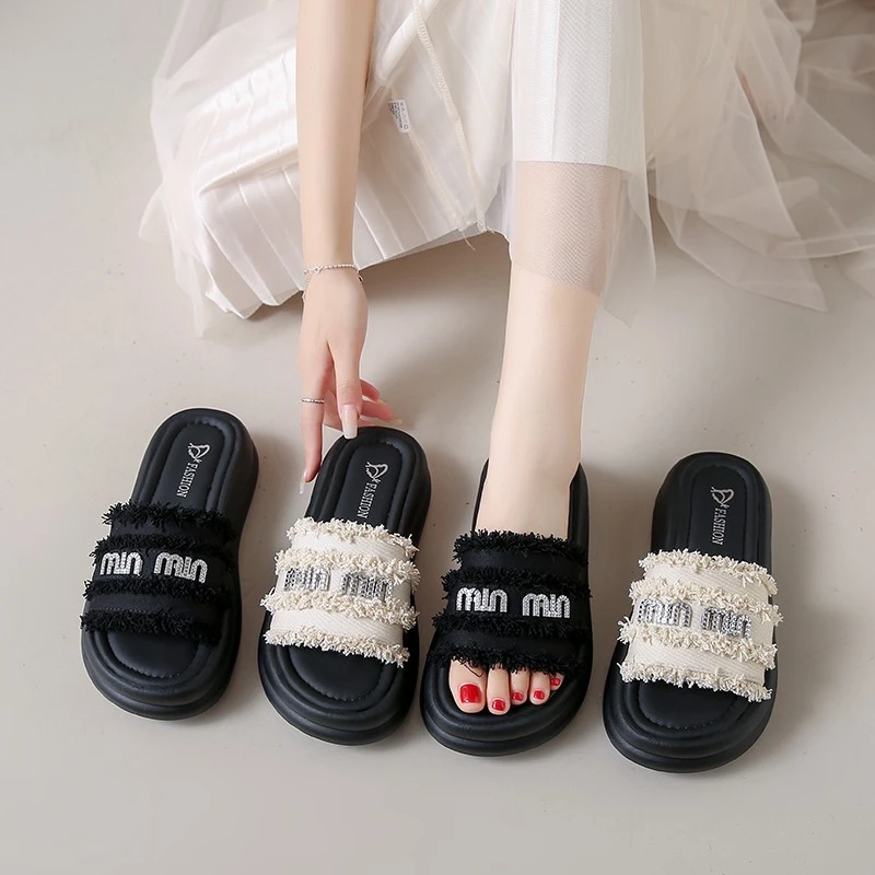 厚底小香风拖鞋女夏外穿2025年新款绝美时尚水钻松糕一字沙滩凉拖