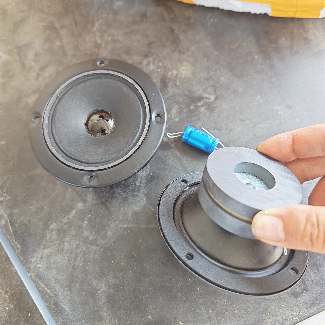 99新  处理双磁铁卡包高音一对的价格。包邮。