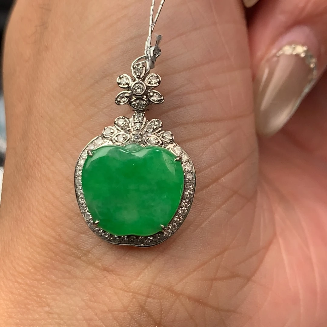 颈饰18K金镶嵌翡翠苹果