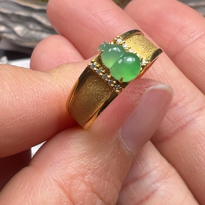 翡翠18K金镶嵌颈饰戒指