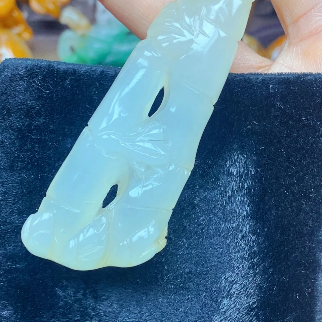 未镶嵌石英质玉（黄龙玉）颈饰