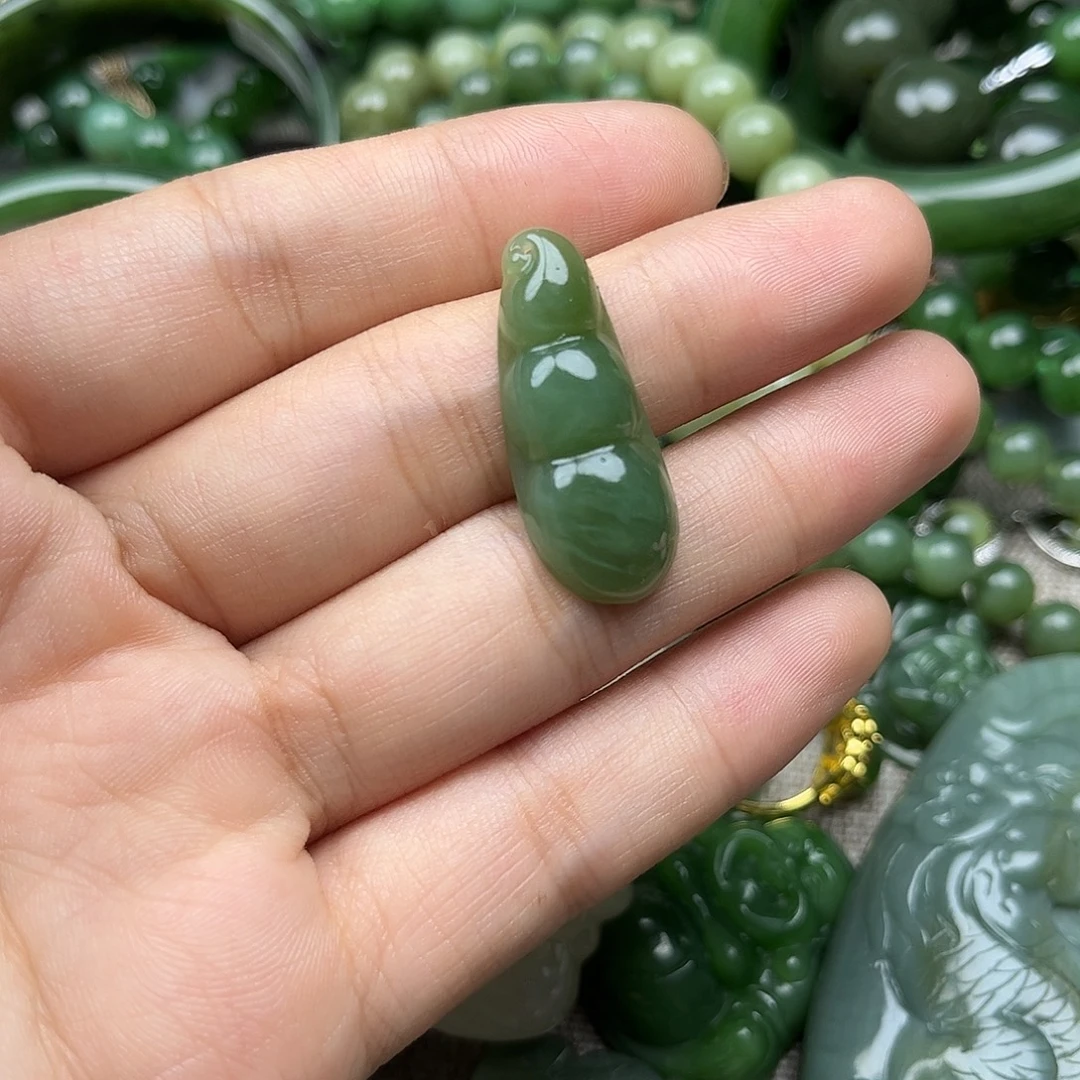 颈饰未镶嵌和田玉（碧玉）