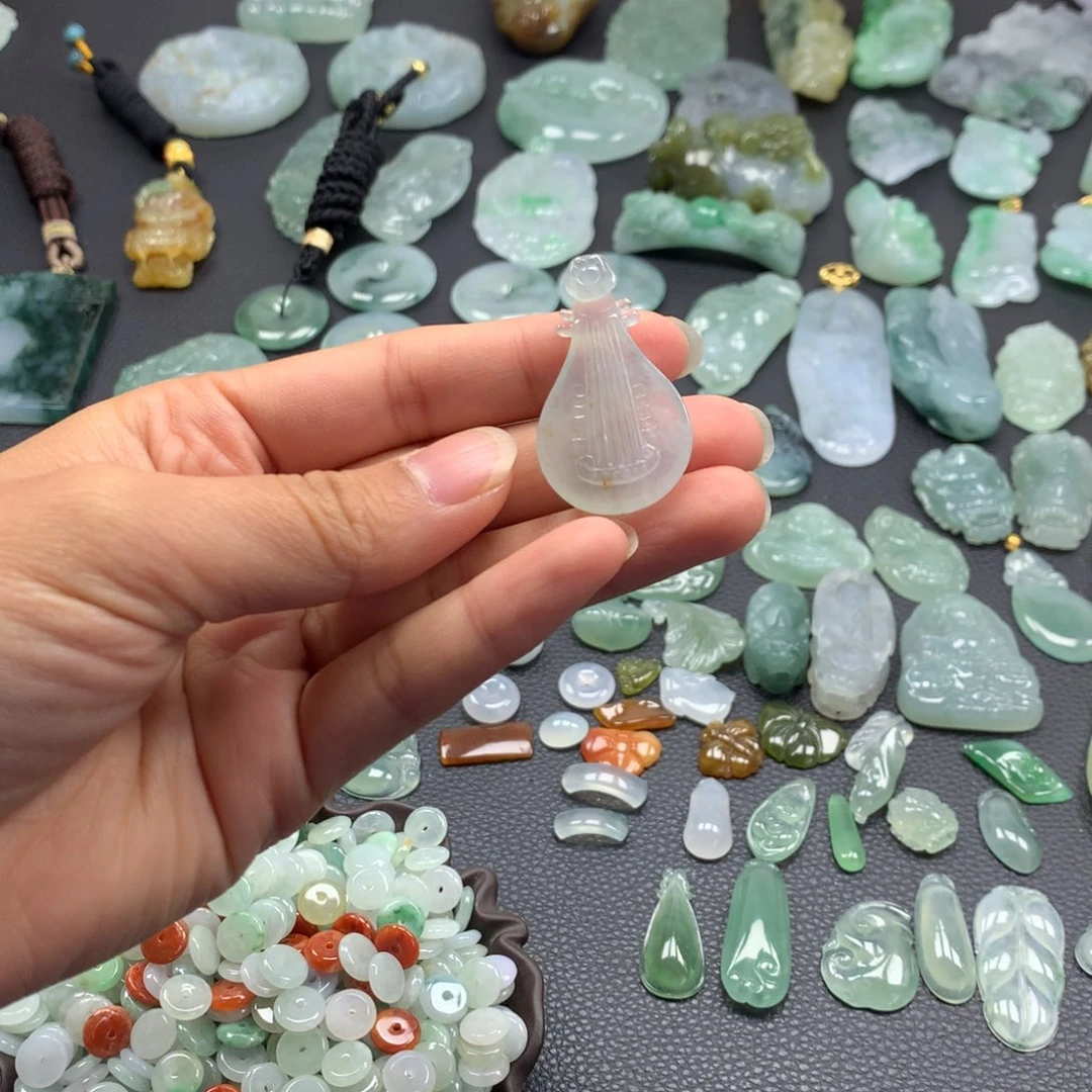 翡翠颈饰未镶嵌琵琶