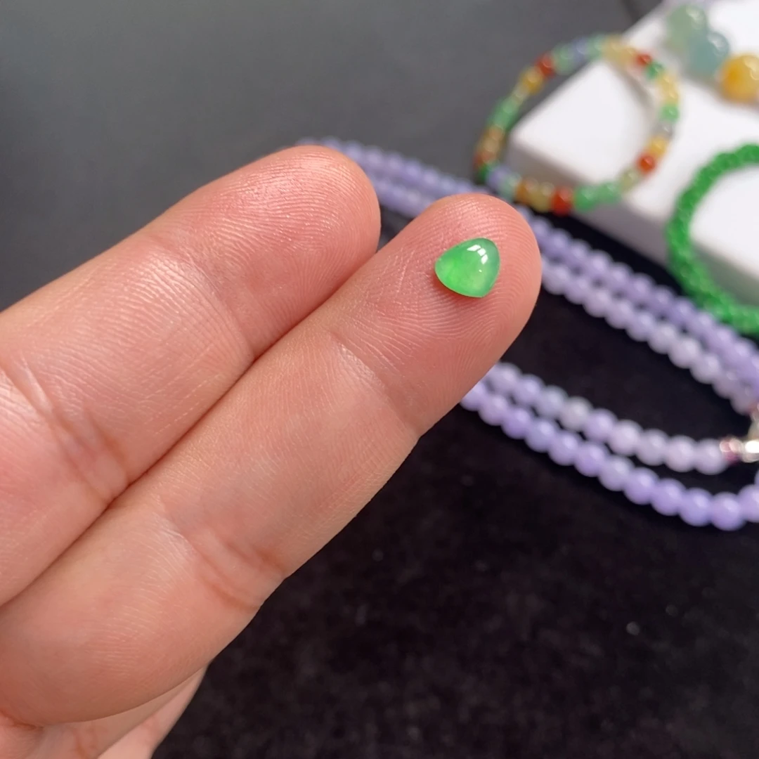 翡翠裸石甜阳绿心形