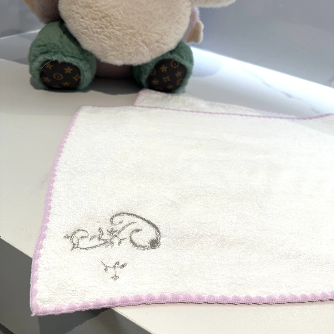 ananstudio 银色刺绣白色毛巾（浅紫色锁边）