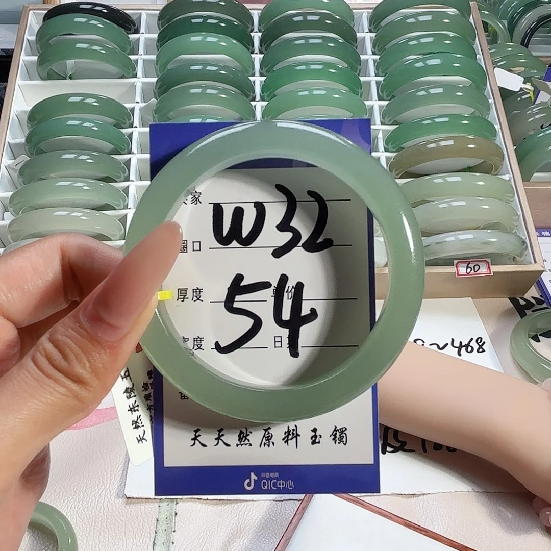 越***.未镶嵌手镯石英质玉