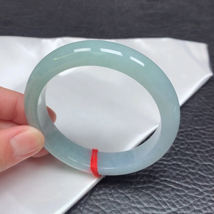 翡翠手镯未镶嵌。