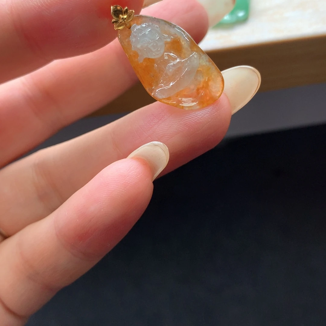 翡翠18K金镶嵌颈饰吊坠