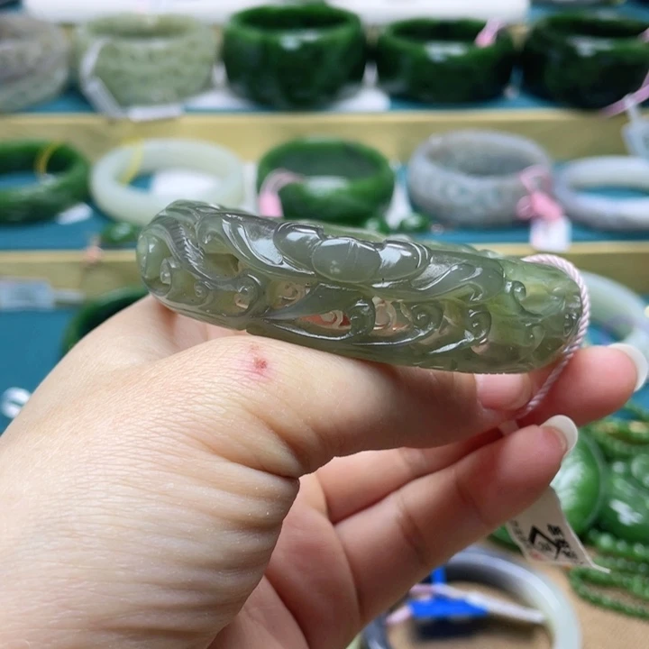 和田玉手镯62圈口。编号79未镶嵌