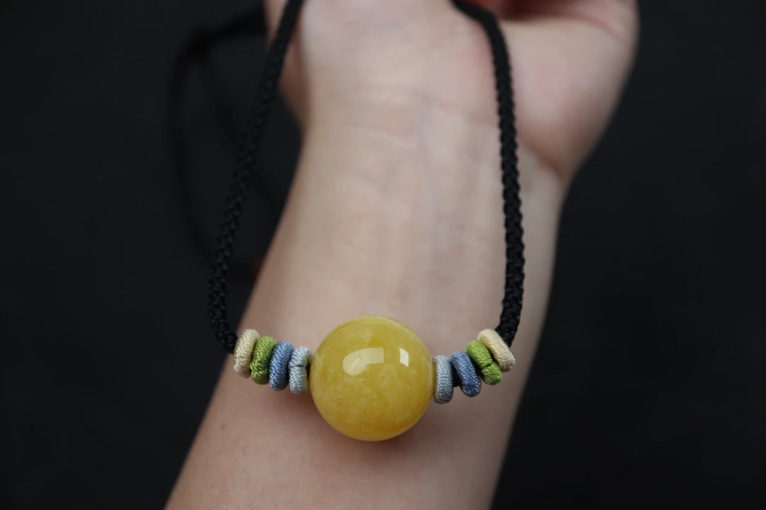 19.9mm鸡油黄飘白花蜜蜡圆珠锁骨链裸重4.45g内部一小爆花不明显