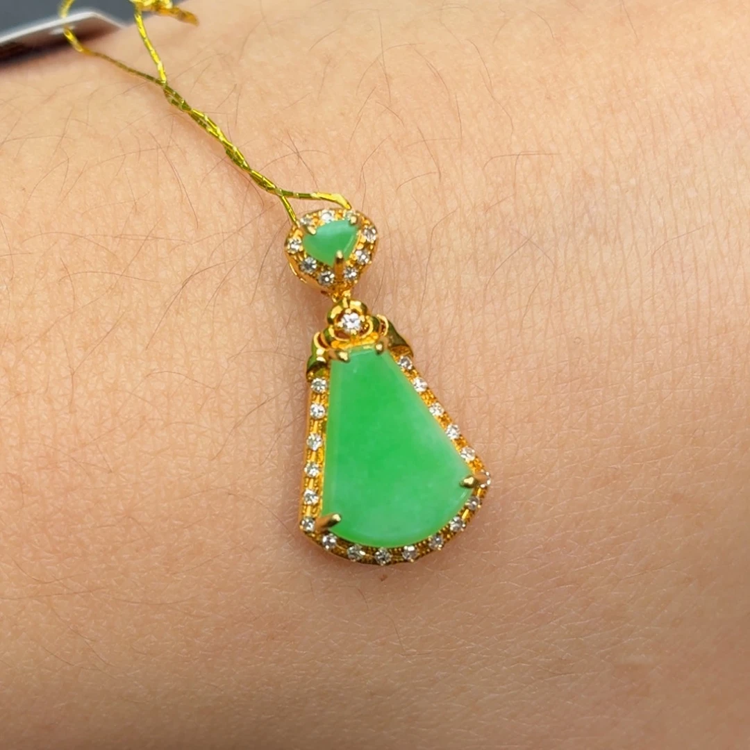 翡翠18K金镶嵌颈饰