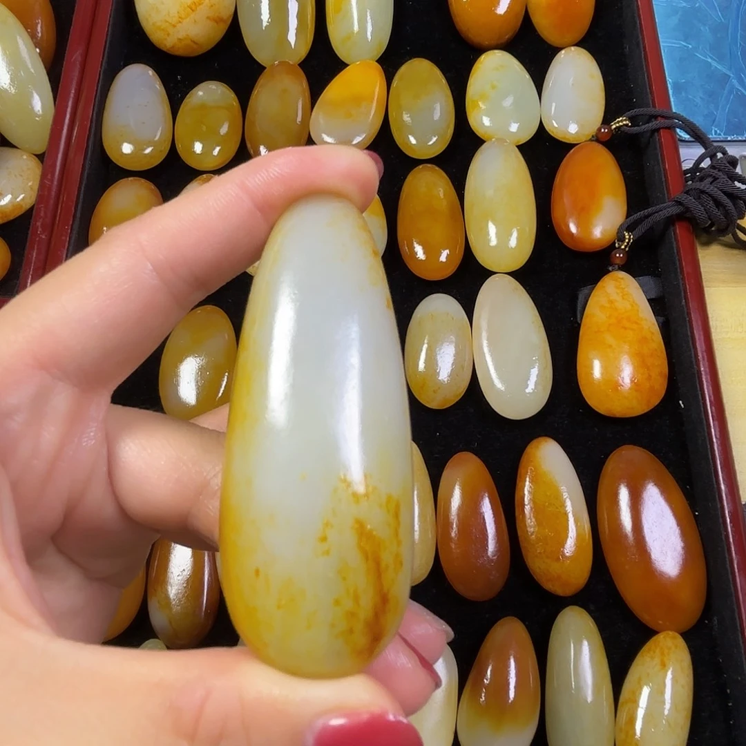 ：***了和田玉未镶嵌颈饰